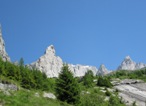 Raggiunta la parte alta della valle lo sguardo si apre sulla bellissima testata fatta di guglie granitiche