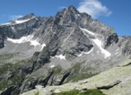 La direzione da seguire per raggiungere il Rifugio Allievi, sullo sfondo la omonima punta