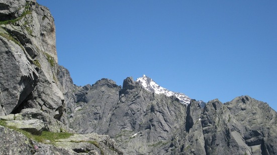 Il Monte Disgrazia spunta da dietro la Val Cameraccio una volta che si giunge al Passo del Torrone
