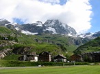 Dal golf di Cervinia dove in genere si lascia la macchina, si vede la cascata e la zona rocciosa dove li da qualche parte c' la croce Carrel