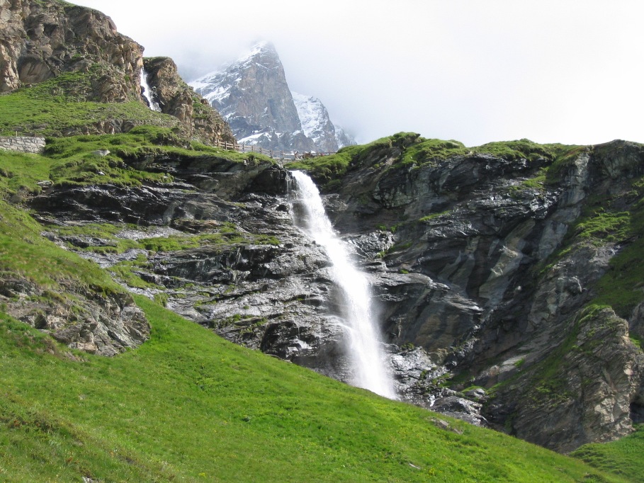 La bellissima cascata che si incontra a circa met percorso