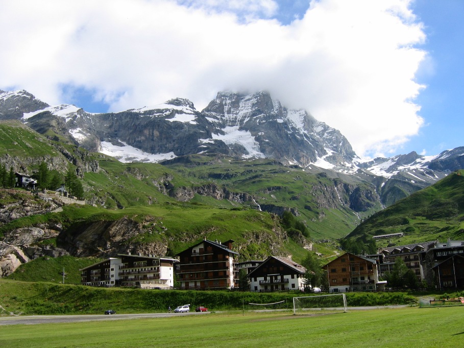 La salita da affrontare e la cascata dal golf di Cervinia