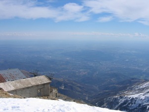 La pianura padana, verso sud sullo sfondo  visibile Novara e Milano