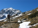 Lungo il sentiero lastricato che porta al rifugio Rosazza