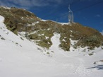 Un'altro tratto di sentiero, coperto dalla neve, e che percorre vicino alla piccola cabinovia.