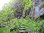 Il sentiero che sale e porta oltre la bastionata di roccia
