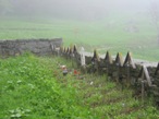 Il piccolo cimitero situato dietro la chiesa