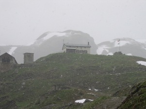 Il Rifugio Margaroli durante una nevicata estiva