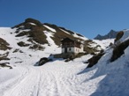 La casetta all'alpe Toggia che ci si trova sulla destra prima del rifugio e dove la strada curva sulla sinistra per il rifugio