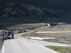 La strada che conduce all'imbocco del sentiero carrozzabile vista dal bivio
