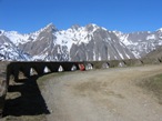 Uno dei tornanti panoramici su Riale e le cime sovrastanti