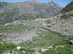 Dal Passo delle Mangioire si scende verso il Pian della Mussa passando per la bella e verde Valle Saulera