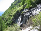 La bella bastionata rocciosa con la cascata nei pressi della croce del Finanziere