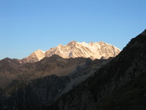 La parete est del Monte Rosa visto dal Colle d'Egua all'alba