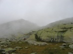 L'inizio del sentiero pietroso dietro all'Alpe Giaset per il Passo del Laghetto