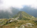 La piccola cresta erbosa di fronte l'Alpe Giaset dove si scender alla sua sinistra alla volta dell'Alpe Giletto