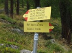 I cartelli segnaletici che indicano la direzione da seguire per il rifugio
