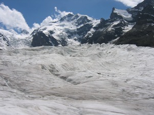 Il ghiacciaio del Morteratsch, sullo sfondo la cima del Piz Bernina e alla sua destra la famosa cresta del Biancograt