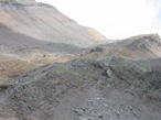 L'ultimo tratto di petraia da superare per raggiungere il rifugio ormai visibile