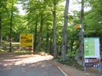 La partenza dal parcheggio di Bellavista, si notano gli evidenti cartelli turistici e quelli sentieristici