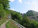 Il sentiero costeggia la ferrovia fino poi a incrociarla per attraversarla