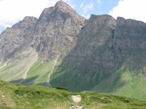 Superato il colle finale si raggiungono i pianori che conducono al passo e all'ospizio. Da questo punto si vede chiaramente la parete del Piz Uccello