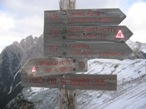 La segnaletica raggiunto la Forcella Col di Mezzo