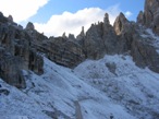 Lasciato il rifugio Locatelli alle spalle, si intraprende il sentiero 101 che porta verso la Forcella Lavaredo
