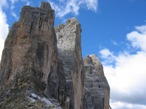 La cima piccolissima, dove alla sua base, raggiungibile salendo le sue facilissime roccette, si trova una vecchia postazione della 1 guerra mondiale