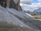 Le tracce di sentiero che si inoltrano nella petraia sottostante le pareti nord delle Tre Cime