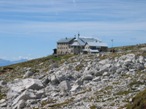 Arrivati alla collinetta il rifugio  visibile e molto vicino