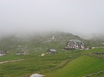 l'arrivo al rifugio Sennes in una giornata piovosa