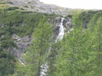 Raggiunta la cascata si segue il sentiero che risale ancora fino al rifugio. La meta  ormai vicina