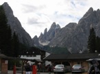 Il parcheggio della Val Fiscalina, di fornte la valle che si deve attraversare per salire verso il rifugio