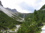 Il sentiero che si avvicina alla cascata, dove poi si salir per raggiungere un primo pianoro per poi risalire ancora fino al rifugio