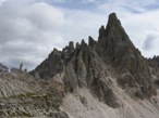 Il Monte Paterno è quella cima rocciosa che si erge guardando le tre cime in fronte a noi e con il rifugio alle spalle. Per salire in cima c'è una ferrata antica di guerra composta da tunnel scavati nella montagna.