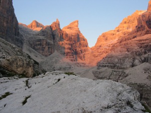 La bocchetta del Tuckett con i colori tipici del Tramonto in Dolomiti