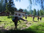 L'arrivo al rifugio Casinei. Il percorso poi prosegue a sinistra rientrando nel bosco