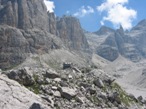 Superata la zona di massi si vede sullo sfondo il rifugio