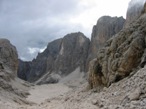 Scendendo dal ripido sentiero roccioso si raggiunge un pianoro che si attraverser per scendere verso il rifugio