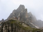 Il rifugio Pradidali visto dal sentiero che ci conduce al Cant del Gall in Val Canali