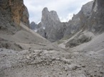 Scesi dal pianoro si scorge in fondo alla piccola valle il rifugio ormai vicino