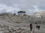 Raggiunto il colle roccioso si arriva in quota al Rifugio Rosetta, ora il percorso  tutto pianeggiante