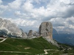 Le cinque torri viste lungo il sentiro che porta al Rifugio Scoiattoli, gi visibile sulla sinistra