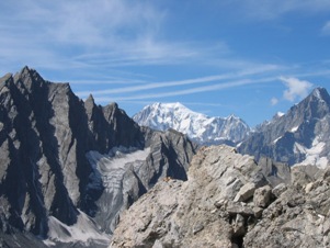 In primo piano la cima del Monte Fourchon, con la vista privilegiata sul Monte Bianco