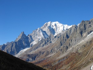 La vista dell'Aiguille Noire de Peuterey e del Monte Bianco