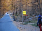 La strada e l'inizio del sentiero per il Rifugio