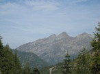 La partenza dalla strada carrozzabile uno sguardo verso la cresta di confine con la Val d'Ayas