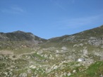 Gli alpeggi superiori e sullo sfondo il colle di Marmontana