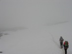 L'attraversamento del ghiacciaio di Indren in direzione della piccola parete rocciosa del Rifugio Mantova